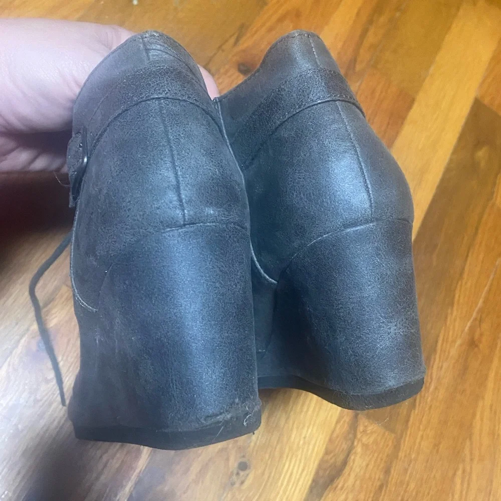 Maurices Women's 9.5 9 1/2  Cheri Gray Faux Leather Wedge Ankle Booties Lace Up